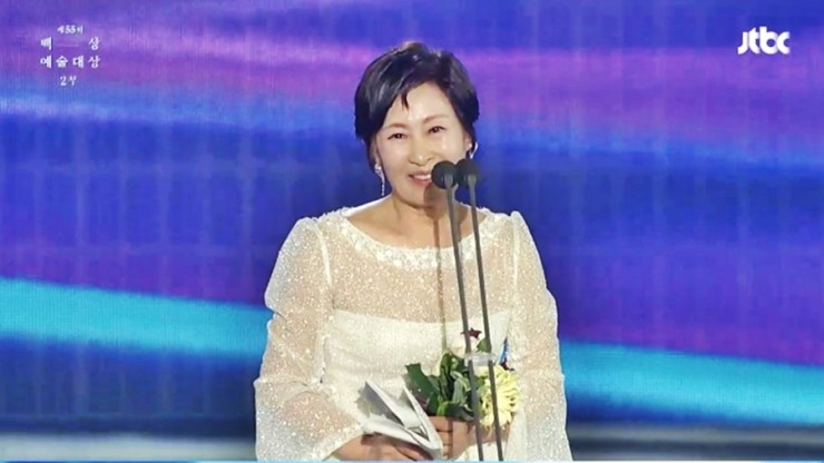  ‘백상예술대상’ 김혜자‧정우성 대상…‘SKY 캐슬’ 4관왕