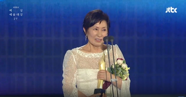  김혜자, '2019 백상예술대상'서 <눈이 부시게>로 TV부문 대상 수상_드라마 최종회 내레이션으로 수상 소감 전해