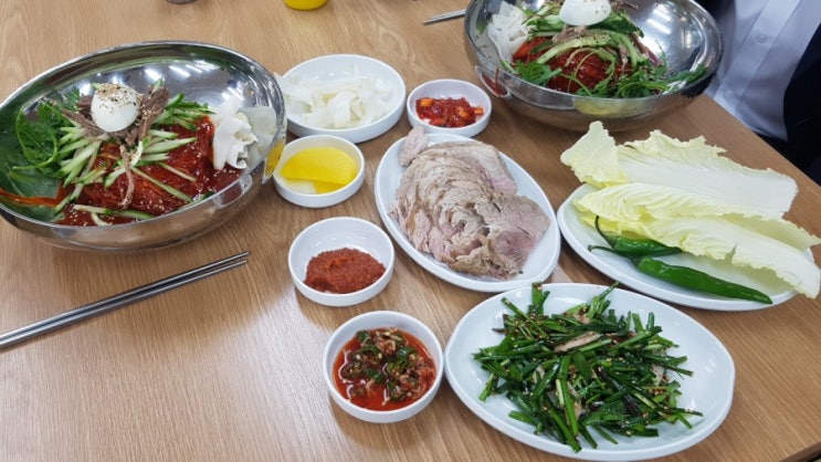  행주산성 근처 맛집 행주여행밀면 비빔 밀면 족발 수육 한접시에 점심~!