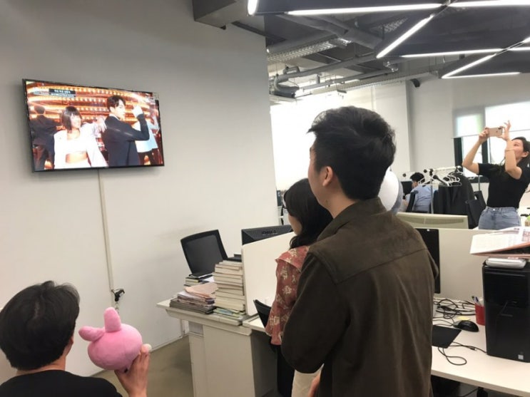  방탄소년단정국 Kpop Herald team seeing Bts performance, and look at Cooky (Jungkook's son) so cute