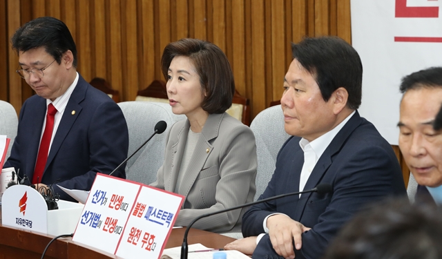  나경원 “文 발언, 선 궤멸 후 독재”...정동영 “거대 양당 폐해”