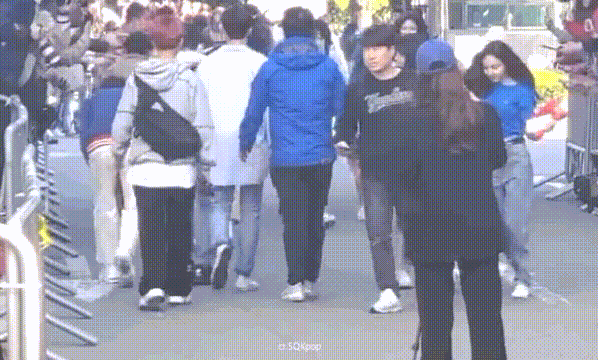  맴버들에게 부축받는 사나.