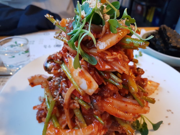  입맛 돋우는 멸치회무침  야탑에도 있었네요