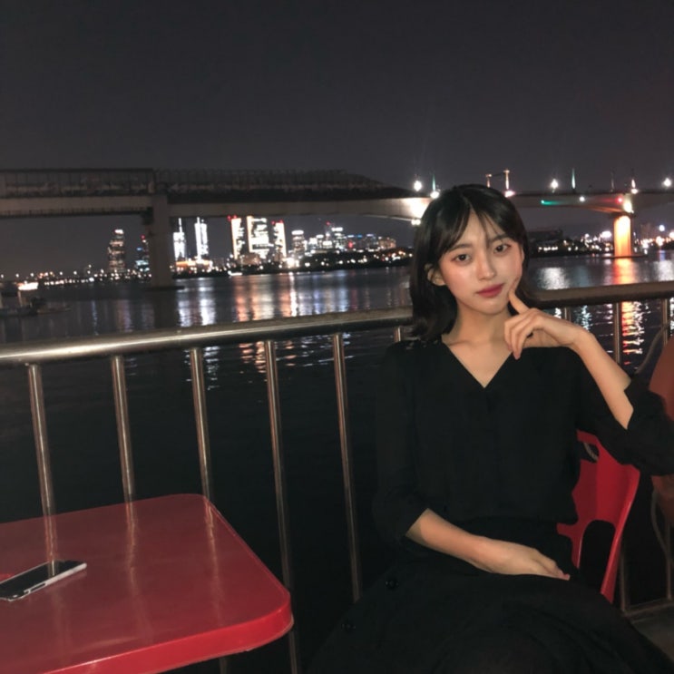  190503 웃고 있는 우리 사진 속 이해할 수 없는 감정들도