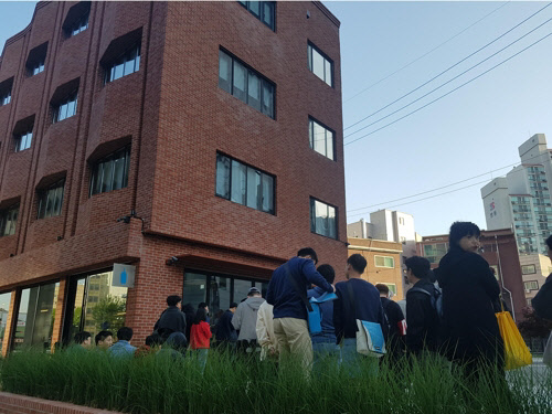 [블루보틀] '커피계의 애플' 블루보틀, 성수동에 '한국 1호점' 오픈! 근데... 커피 가격이 비싸다!