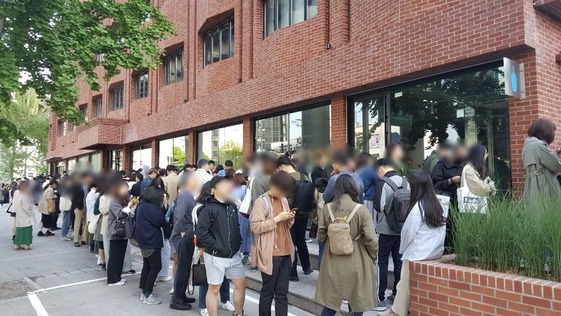 블루보틀 한국 1호 성수점 오픈 새벽부터 400명 몰려 블루보틀 한국 1호 성수점 오픈 새벽부터 400명 몰려