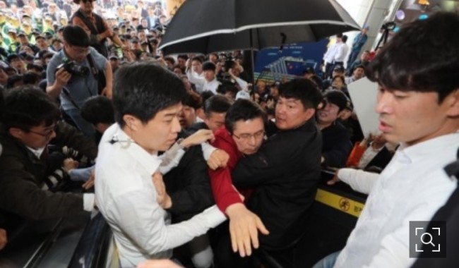 황교안 대표에게 물세례질 광주. 검찰, 이 정도면 수사에 나서야하는 것 아닌가?/최석태/ 황교안 대표에게 물세례질 광주. 검찰, 이 정도면 수사에 나서야하는 것 아닌가?/최석태/