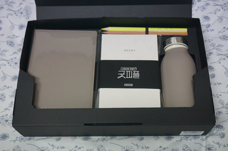  텀블러, 다이어리 & 커버가 담긴 굿피플굿즈