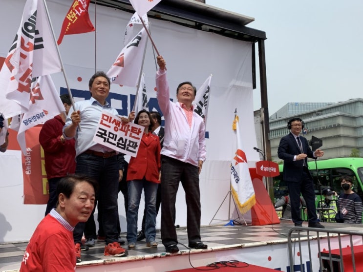  (19.05.04) 세종문화회관 앞을 가득 채워주신 국민 여러분과 함께 제3차 장외집회를 이어갔습니다.