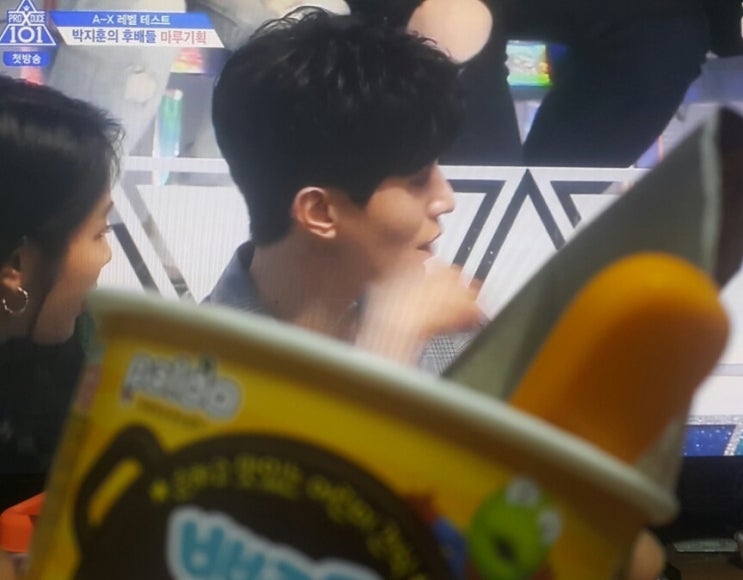  줌마는 뽀로로 짜장 먹으며 프듀 본방보고있
