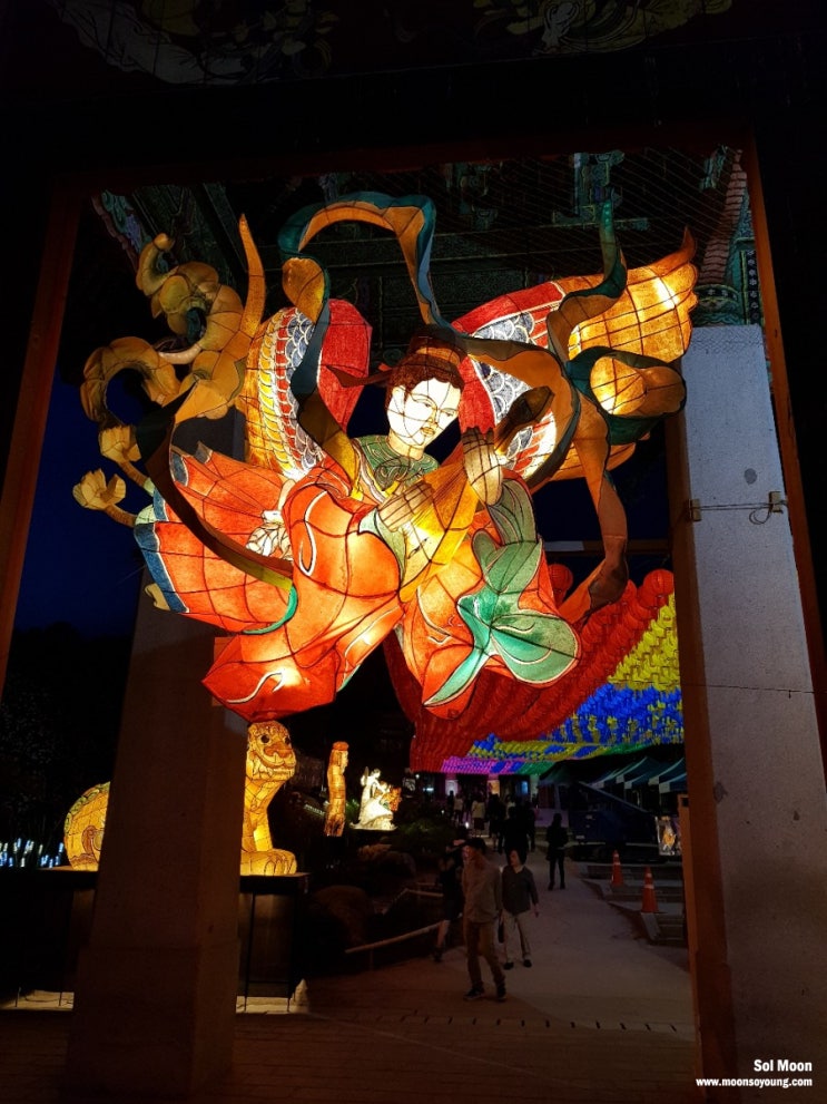  밤의 봉은사, 연등 (전통등 전시회)
