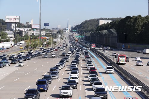 고속도로 교통상황 어린이날 연휴 맞아 나들이길 오른 차량들 명절급으로 혼잡...