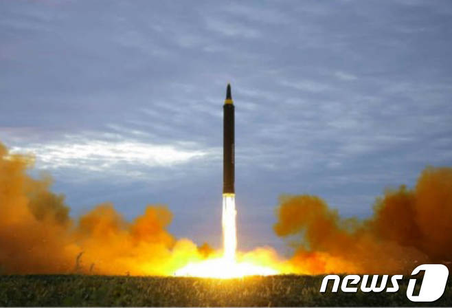 북한, '단거리 발사체'로 저강도 반발..'양보 불가' 대미 압박