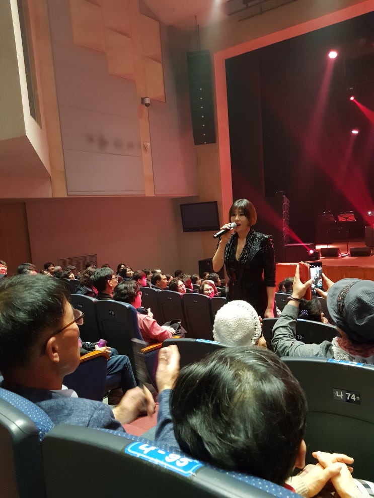  [금산 다락원 4월 행사, 생명의 집 행사]사랑&동행 음악콘서트에서 센트럴 팝스오케스트라와 함께, 신효범, 박강성, 최성수의 노래를 들었다. 추억의 세계로, 역시 프로는 다르다.