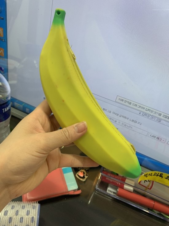  다이소에서 구매한 바나나 클러치 너무귀여워요!