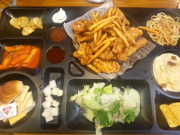  홍대 이색치킨 한판가득 다양하게 즐겨봐