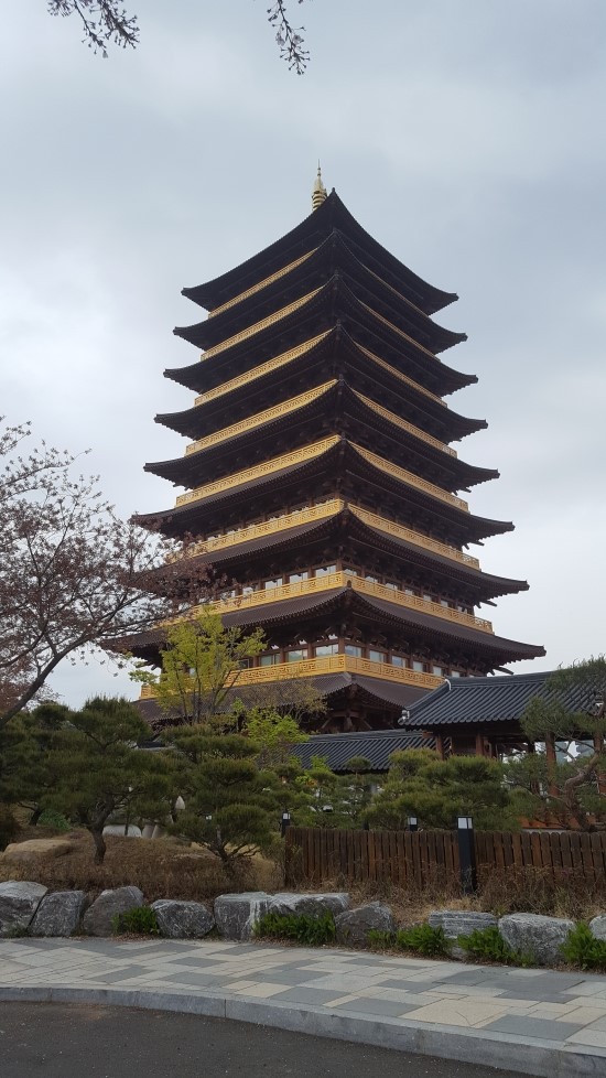 경주 황룡원의 황룡사 9층 목탑 및 경주타워 경주 황룡원의 황룡사 9층 목탑 및 경주타워