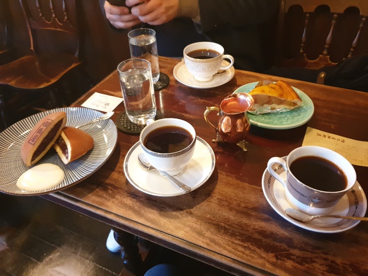 도쿄 신주쿠 고풍스러운 카페에서 즐기는 원두커피와 디저트