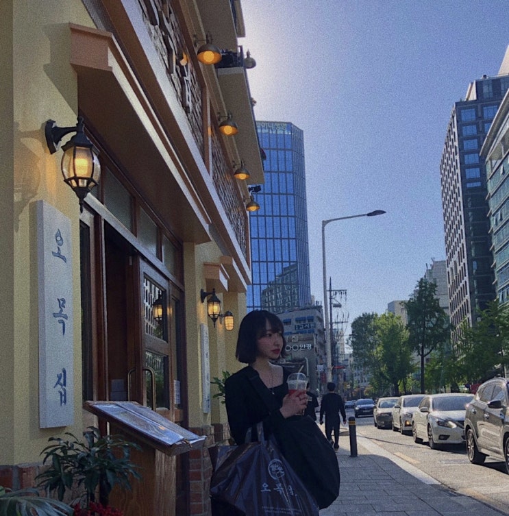  마주보지 못한 사랑은 냄새를 피웠다