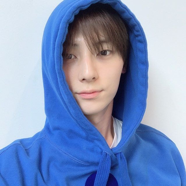  뉴이스트 공식 인스타그램 뉴이스트 민현 셀카