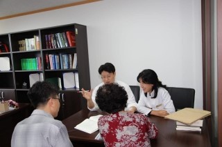  의료사건/병원에서 미용 목적으로 종아리 근육 퇴축술을 받은 환자가 시술 후 좌측 외측 족저신경 손상으로 인한 장애를 입은 사건 이야기입니다.