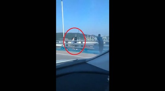 경찰 설득 중 울산대교서 모녀 투신소동 3시간째 경찰 설득 중 울산대교서 모녀 투신소동 3시간째