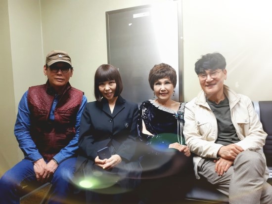  가요무대 분장실-1612회(5월20일방송분) 錄畵前, 동료가수들과...