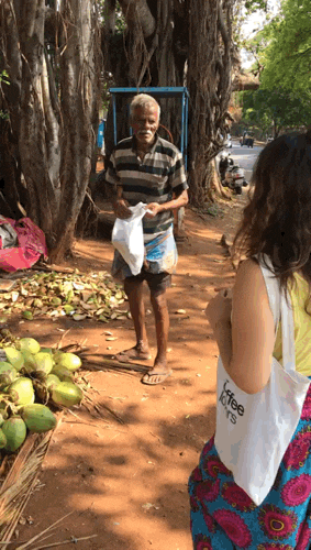인도 요가 여행 : 코코넛 할아버지의 오래된 쪼리