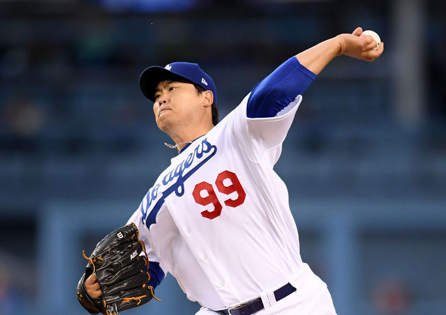  류현진, 9이닝 4피안타 무실점 완봉..시즌 4승..ATL 상대로 통산 2호 완봉승..LAD 9-0 완승! 류현진의 효도 완봉 "오늘 어머니 생신..좋은 선물 드린 것 같다"