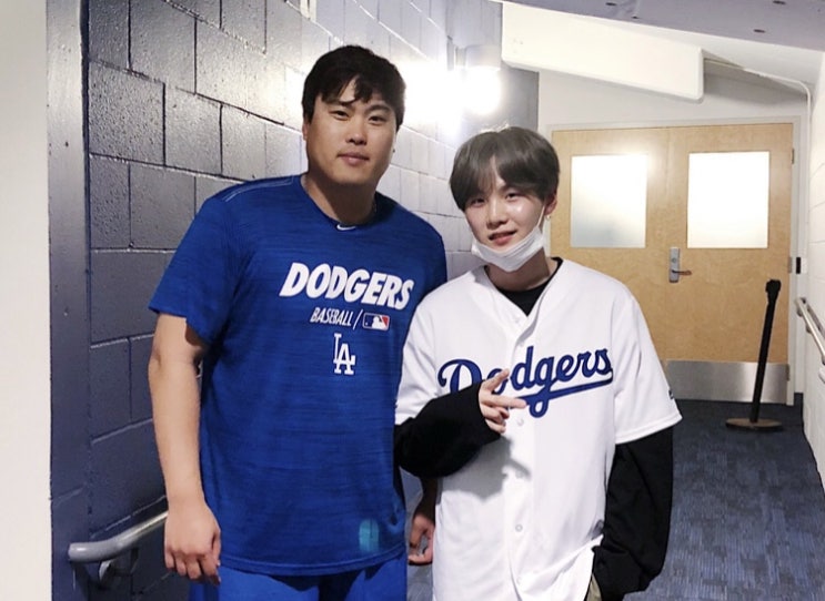  방탄소년단 슈가, 류현진 완봉 축하...`훈훈한 투샷`