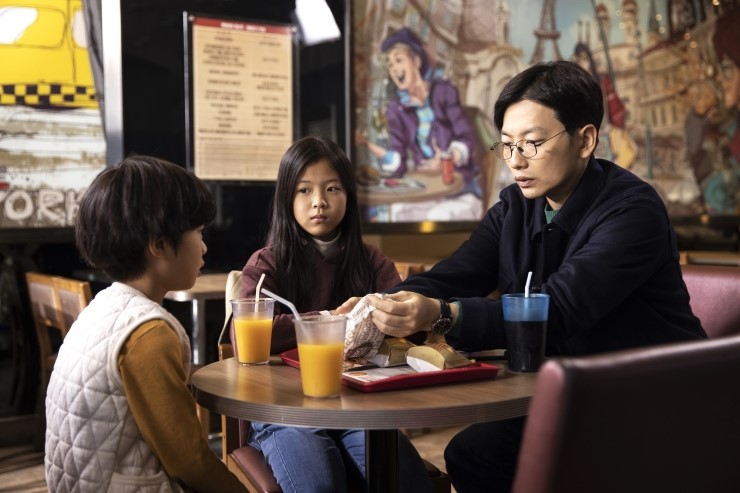  어린 의뢰인 ( 감정의 목격자로 뒤덮힌 아동 학대의 현실 )-평점 5점
