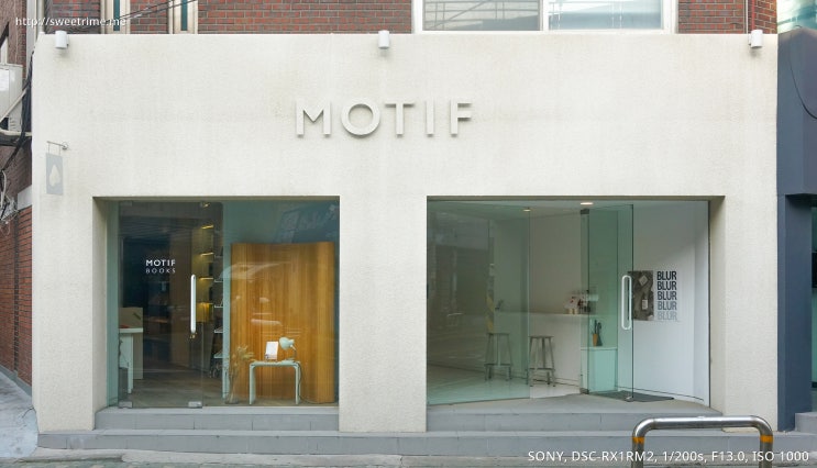  [망원 카페] 여행 서적과 함께 하는 세련된 공간, 모티프 커피 바, MOTIF COFFEE BAR