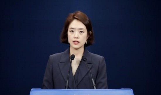 강효상 "文, 이달말 트럼프 방한 요청"에 靑 "근거없고 무책임"  