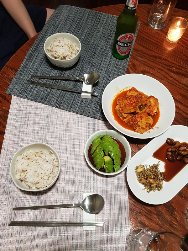  [밥상기록]고기 속을 채운 두부조림, 아보카도, 견과류조림, 멸치볶음