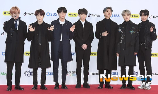 방탄소년단(BTS), 한달간 앨범 322만장 팔았다 “가온차트 사상 최다 기록” 