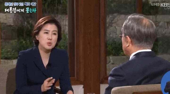 문대통령한테 독재자 소리듣은 기분이 어떠냐 묻는 송현정 기자.gif