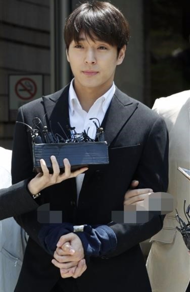  포승줄에 묶인 최종훈