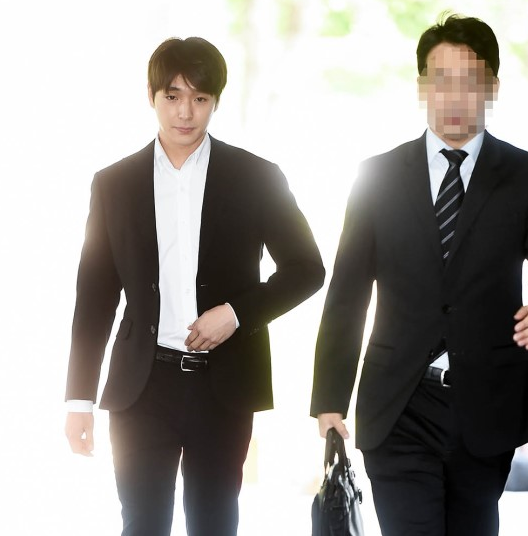  '집단성폭행' 혐의 최종훈 영장심사 출석 ...기자들의 질문에도 침묵