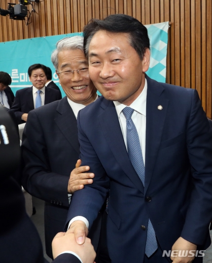 김관영 "의총 끝나고 모두가 박수치고 웃은 건 창당 후 처음" 김관영 "의총 끝나고 모두가 박수치고 웃은 건 창당 후 처음"
