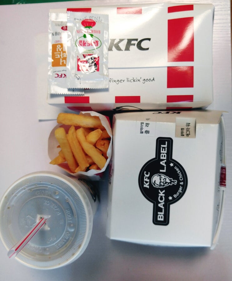 KFC 검은표딱지달걀높은건물빵 이랑 치킨너켓 먹었팡