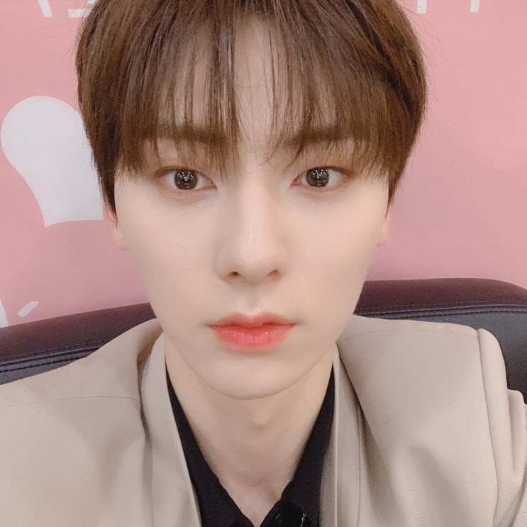  황민현 - 190509 [ 이수지의 가요광장 ] 대기실 셀카 + DJ와 단체 셀카