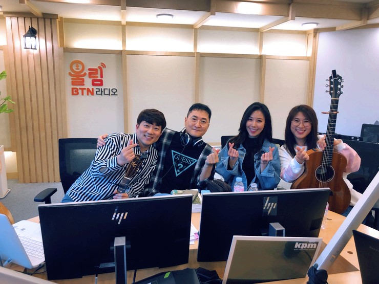  한가빈 꽃바람이 정일송 바람개비를 돌려요 