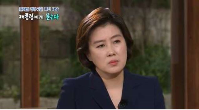  "인상 쓰고, 말 끊고" 문 대통령에게 '독재자' 질문한 송현정 기자 태도논란 " 국민청원까지... 인피니트성규 사촌누나 ?