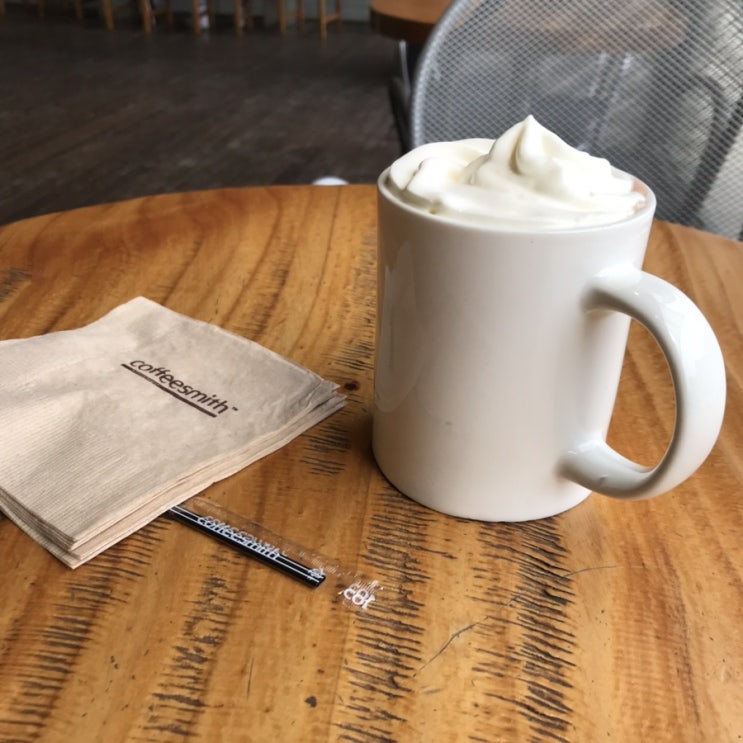 주차와흡연가능한 석촌호수카페 커피스미스핫초코 맛