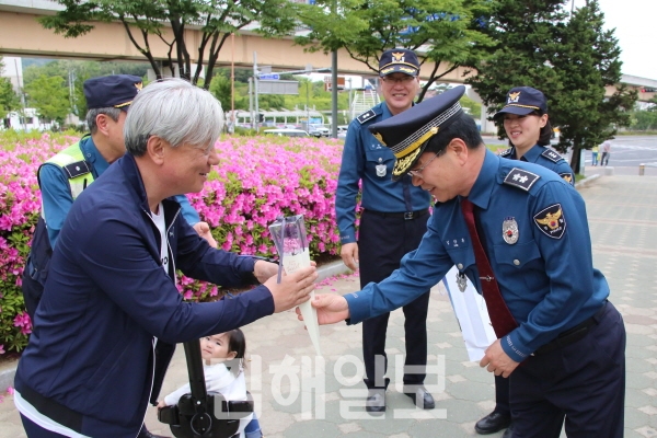  김창룡 경남경찰청장 연지공원서 '공감Up순찰'