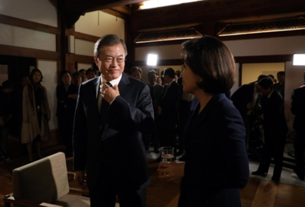 대통령 말 끊고 '독재자' 질문하고···송현정 기자 태도논란 '일파만파' 대통령 말 끊고 '독재자' 질문하고···송현정 기자 태도논란 '일파만파'