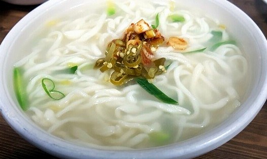  생방송투데이! 35년 사골칼국수, 인생분식 "한서칼국수"
