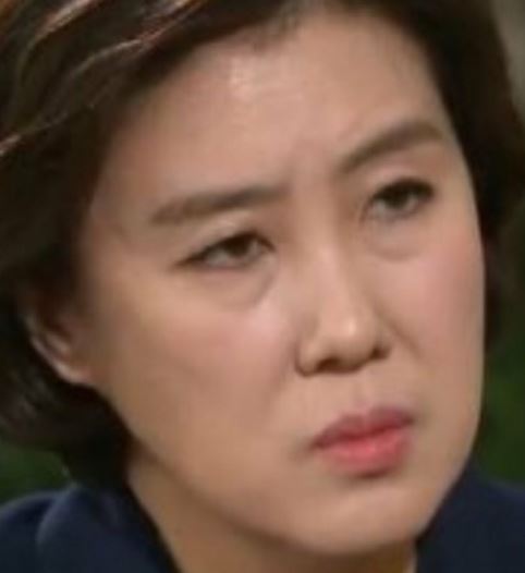  문재인 대통령과 대담 인터뷰 kbs 정치부기자(송현정) 표정과 태도가 왜 저래?