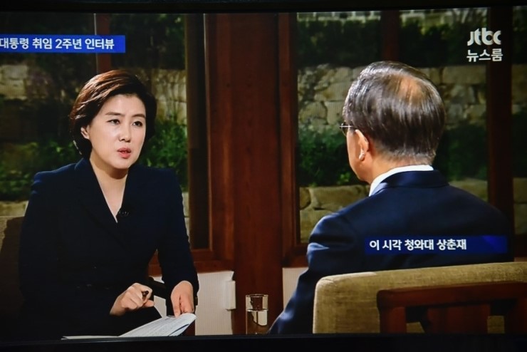  KBS 송현정 기자 대통령과 인터뷰 ‘논란’,  "태도, 표정, 내용 항의 빗발"