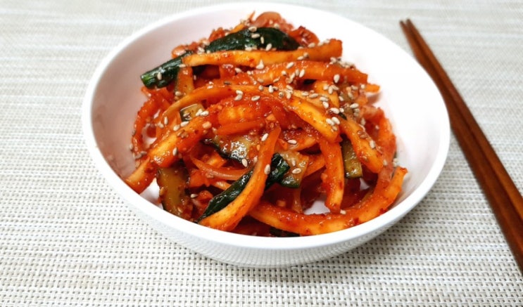  입맛 돋우는 도라지오이양파무침 만드는법